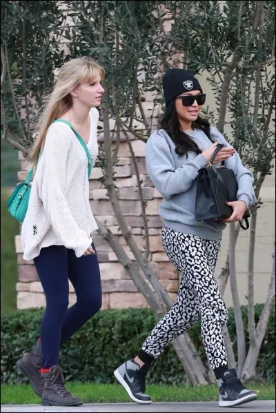 Quel nom prend-elle pour les présentations avec la remplaçante Holly Holliday ?