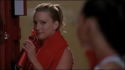 Que donne-t-elle aux élèves de son lycée pour être élue déléguée ?