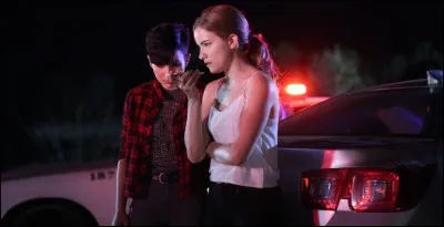 Dans la saison 2, qui recherche-t-on pour meurtre ?