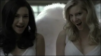 Que propose-t-elle au Glee Club pour que les diplômés ne partent pas ?