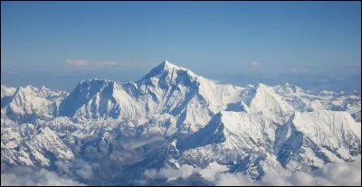 Le mont Everest est une montagne située dans la chaîne de l'Himalaya.