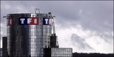 Le logo de la chaîne "TF1" est bleu, blanc, rouge.