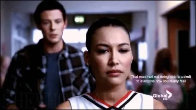 De quoi Santana traite-t-elle toujours Finn ?