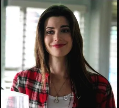 Grâce à quoi, lorsqu'elle est dans le conte, Ruby se protège- t-elle de sa propre malédiction ?