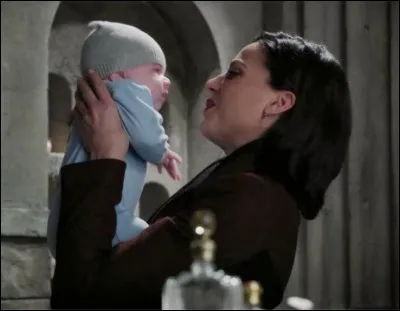 Qui a suggéré à Regina d'adopter Henry ?