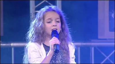 Avec qui Erza a-t-elle chanté "Éblouie par la nuit" ?