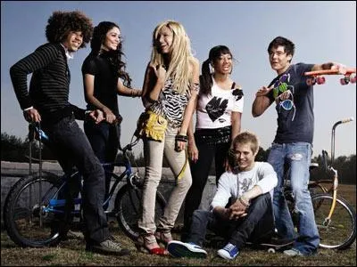 De quelle couleur est le tee-shirt  de la star dans la chasons all for one?