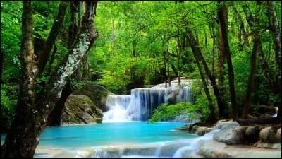 Qu'est-ce qui retient l'eau approvisionnant le lac ?