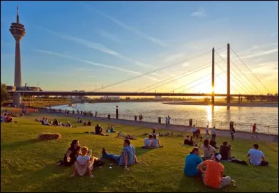Altstadt est le nom d'un incontournable de D&uuml;sseldorf, peux-tu me dire de quoi s'agit-il ?