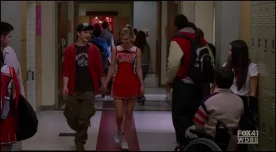 Pourquoi ne veut-elle pas être sur la photo de Glee Club avec Rachel ? (S1)