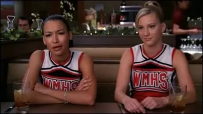 Elle croit que les dauphins sont...