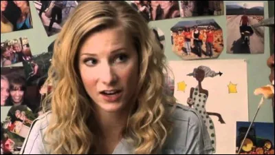 Qu'a-t-elle écrit sur son tee-shirt lors de la semaine d'acceptation ? (S2)