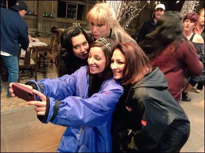 Pourquoi c'est la seule à ne pas être dans son fauteuil roulant ? (S1)