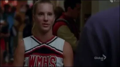 De quelle couleur était sa première robe du bal de promo ?