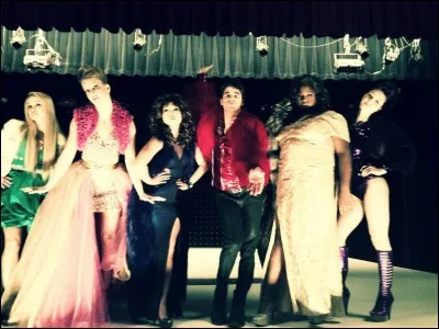 Pourquoi dit-elle que son chat lit son journal intime ?