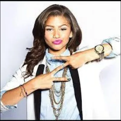 Dans quelle série joue-t-elle ?