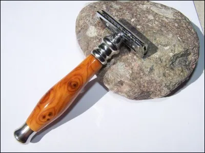 À quelle date l'invention du rasoir de sécurité est-elle apparue ?