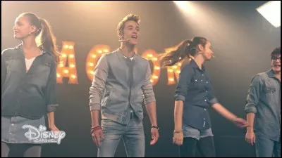 Quel est le titre de la première chanson de Nicole ?