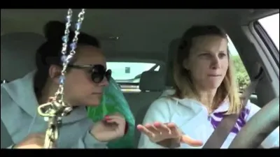 Avec qui est-elle en colocation à New York ?