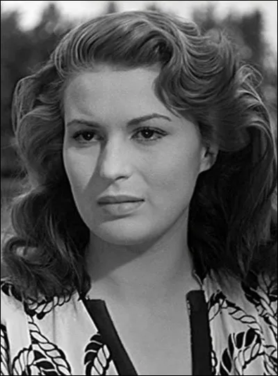 Elle fait sa premi&egrave;re apparition au cin&eacute;ma dans un film fran&ccedil;ais, &laquo;&nbsp;Le jugement dernier&nbsp;&raquo;. La cons&eacute;cration arrive avec sa prestation sensuelle dans &laquo;&nbsp;Riz amer&nbsp;&raquo;. Ce film l'impose alors comme LE sex-symbol italien de l'apr&egrave;s-guerre. On la vit &eacute;galement dans &laquo;&nbsp;Ulysse&nbsp;&raquo;, &laquo;&nbsp;Barabbas&nbsp;&raquo; ou le &laquo;&nbsp;Proc&egrave;s de V&eacute;rone&nbsp;&raquo;.