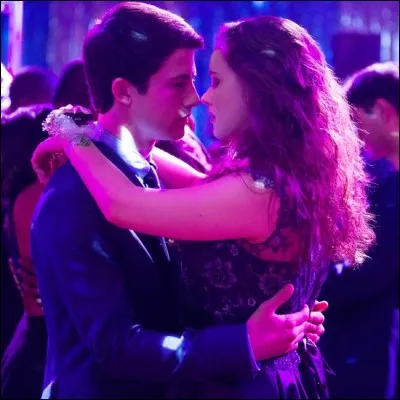 Avec qui Hannah danse-t-elle au bal ?