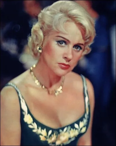 C'est un personnage de fiction, petite fille d'une dizaine d'années qui vit des « aventures » simples ancrées dans le quotidien.