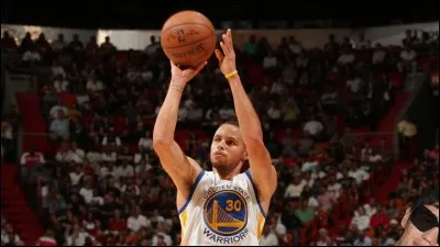 Quel est le record de 3 points mis en un match par Stephen Curry (saison 2016-17) ?