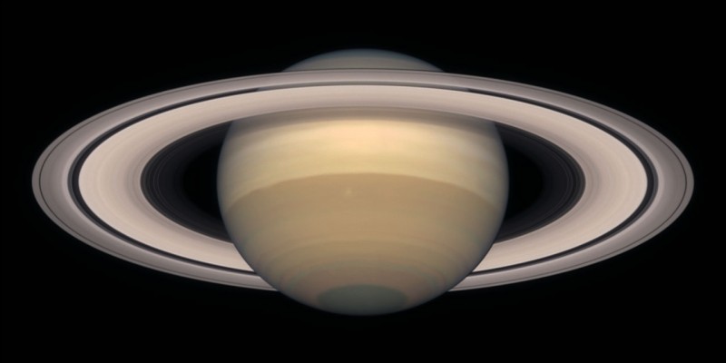 Combien d'anneaux tournent autour de Saturne ?