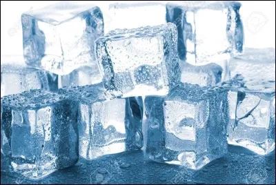 Je mets des gla_ons dans ma boisson quand il fait chaud.