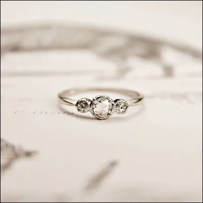 Il nous a invité à ses fian_ailles.