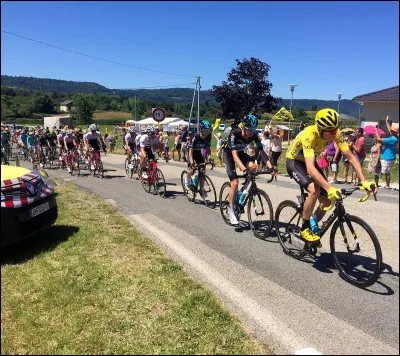 Un _ycliste du Tour de France vient de passer.