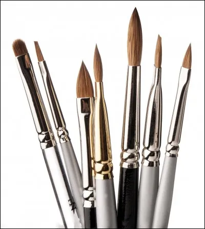 On peint à l'aide d'un pin_eau.