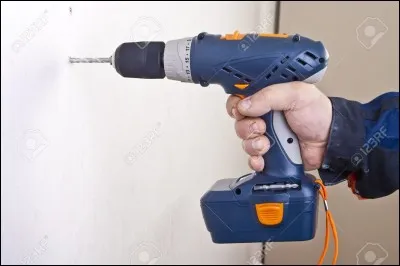 Nous per_ons un trou pour mettre la vis facilement.