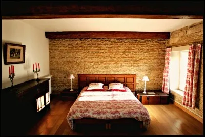 Quelle sorte de lit n'y a-t-il pas quand elle arrive dans la chambre ?