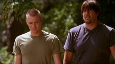 Pour quelle raison inconnue de Dan, Lucas accepte-t-il d'emménager avec lui?