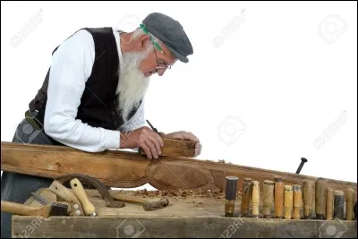 Je suis le compagnon quotidien du menuisier , mais je préfère la menthe comme compagne de mes soirées ... Que suis-je ?