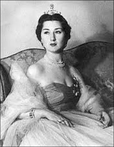 Petite-fille du dernier sultan ottoman et du dernier calife ottoman, je fus première dame d'Egypte en 1952 et 1953 sous la régence de mon mari.