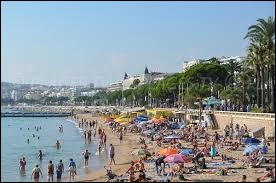 Dans quelle ville française se trouve la plage de la Croisette ?