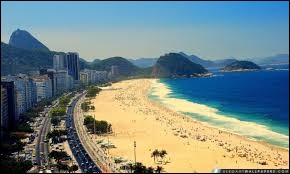 Dans quelle ville se trouve la célèbre plage de Copacabana ?