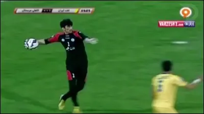 Loi 12 : Fautes et incorrections.
Que décidera l'arbitre si un joueur empêche le gardien adverse de lâcher le ballon des mains ?