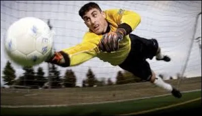 Loi 12 : Fautes et incorrections.
Un attaquant tire au but. Le gardien plonge pour bloquer le ballon mais celui-ci lui échappe des mains. Il se relève rapidement et parvient à s'en saisir. Quelle est la décision ?