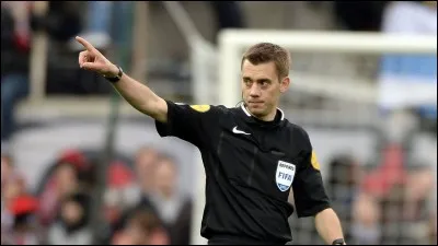 Loi 13 : Coups francs.
Que doit faire l'arbitre si un coup franc direct ou indirect pénètre directement dans le but de l'exécutant ?