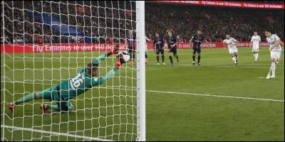 Loi 14 : Penalty.
Sur penalty, le joueur désigné botte le ballon sans attendre le coup de sifflet de l'arbitre pour la seconde fois, mais cette fois-ci, le gardien arrête le tir. Décisions ?