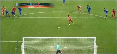 Loi 14 : Penalty.
Sur penalty durant le temps réglementaire, le joueur botte légèrement le ballon qui roule vers l'avant. Un coéquipier, régulièrement placé au moment du botté, pénètre dans la surface, contrôle le ballon et marque le but. Quelle est la décision ?