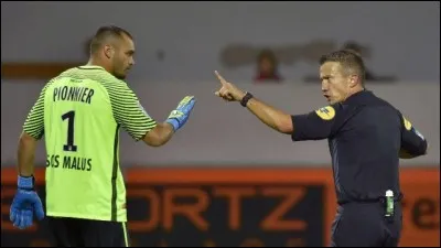 Loi 16 : Coup de pied de but.
Lors d'un coup de pied de but botté par le gardien, le ballon sort de la surface de réparation mais est renvoyé en arrière par un vent violent. Le gardien capte le ballon des mains dans sa surface et le rejoue du pied. Quelle est la décision ?