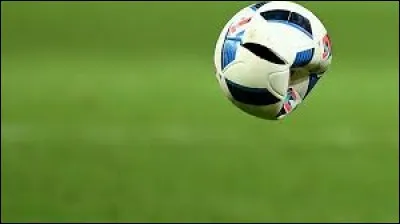 Loi 2 : Le ballon.
Sur une phase de jeu normal, le gardien de but, après avoir bloqué le ballon des mains, fait constater à l'arbitre que le ballon est dégonflé. Comment sera repris le jeu ?