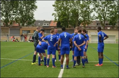 Loi 3 : Les joueurs.
Les remplaçants notés sur la feuille de match peuvent-ils compléter leur équipe incomplète 1 minute après le coup d'envoi ?