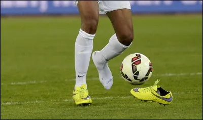 Loi 4 : Équipement des joueurs.
Un joueur perd une chaussure et, dans sa course, continue l'action et marque un but. Ce qui provoque une réaction des adversaires car ce joueur n'ayant plus un équipement en conformité avec la loi 4. Quelle est la décision ?