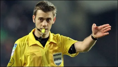 Loi 5 : Arbitre.
L'arbitre peut-il rappeler à l'ordre un joueur sans pour autant lui infliger un avertissement (carton jaune) ?