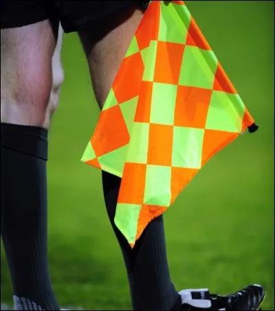 Loi 6 : Autres arbitres.
Quelle doit être l'attitude d'un arbitre de touche qui, signalant un hors-jeu, est confronté à l'arbitre qui ne voit pas la signalisation ?